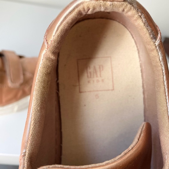 Gap Unisex Rose Gold shiny sneakers, velcro strap, Size Youth /Men US5, Wmn US 7 - Picture 6 of 7